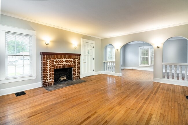 Building Photo - 704 N Military Ave