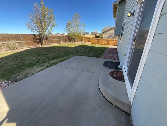 Building Photo - 3 Bedroom Home Available Near N Powers Blv...