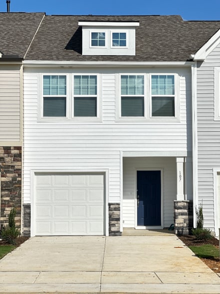 Primary Photo - 107 Hyacinth Ln