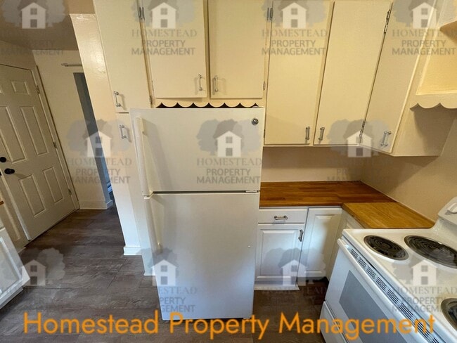 Building Photo - CHECK OUT THIS HUGE YARD!