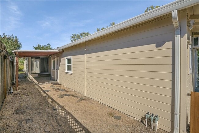 Building Photo - Spacious 3 bed 2 bath home in Mt. Carmel