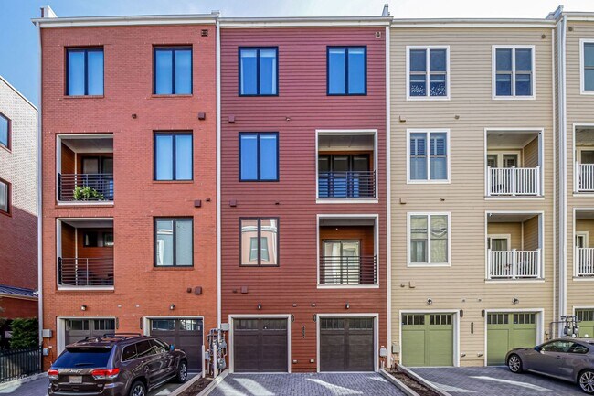 Building Photo - Updated 3br/2.5ba Condo Townhome Alexandria Walk to Metro