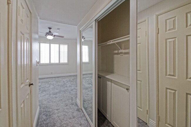 Building Photo - NICELY REMODELED, 2BR2.5BA, 1700 SQ FT CON...