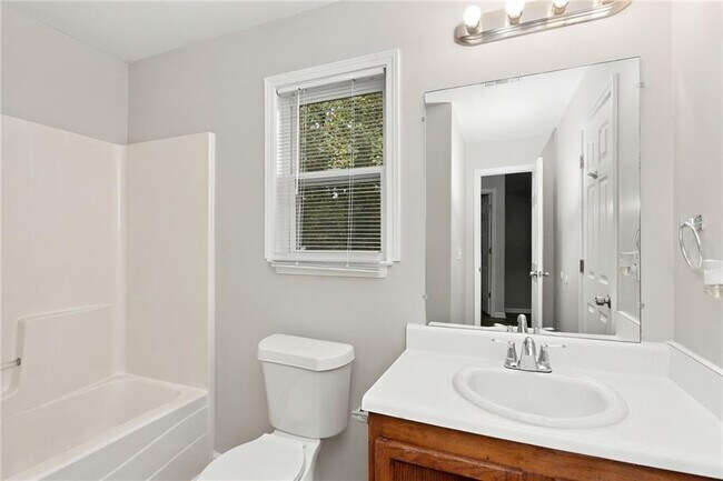 Building Photo - 841 Ridge Ave NW