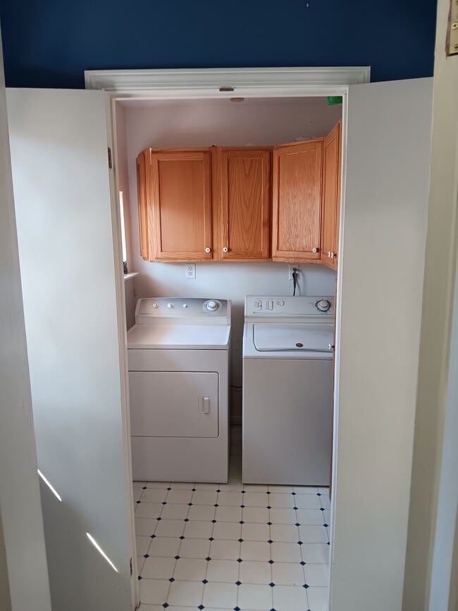 Building Photo - 220 Amelia St