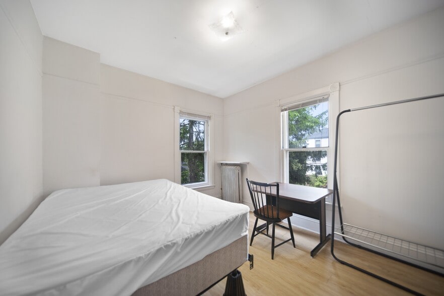 Building Photo - 921 E State St