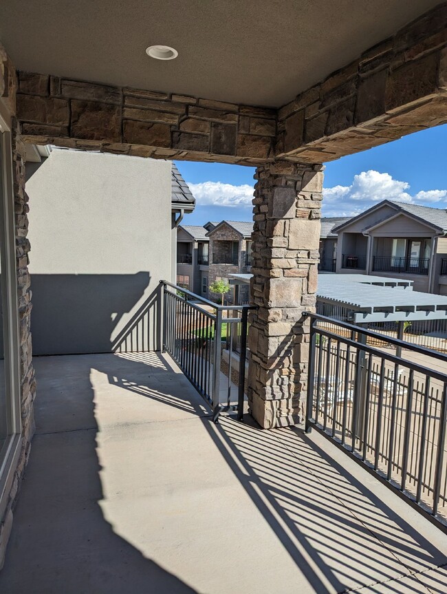 Building Photo - Azalea Townhomes Poolside Living 3 Bed 2.5...