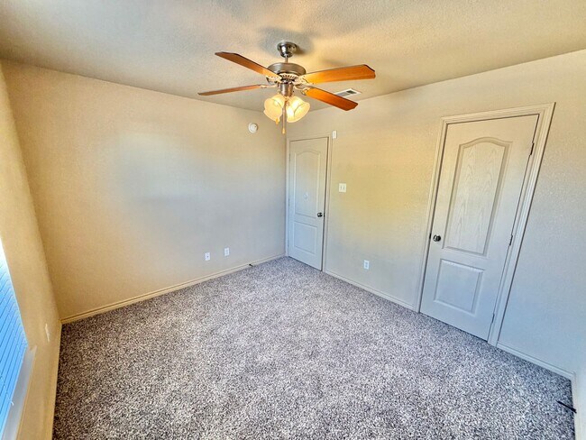 Building Photo - 2415 Isabelle Dr