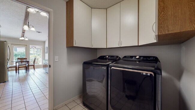 Building Photo - 5 Dorchester Ct