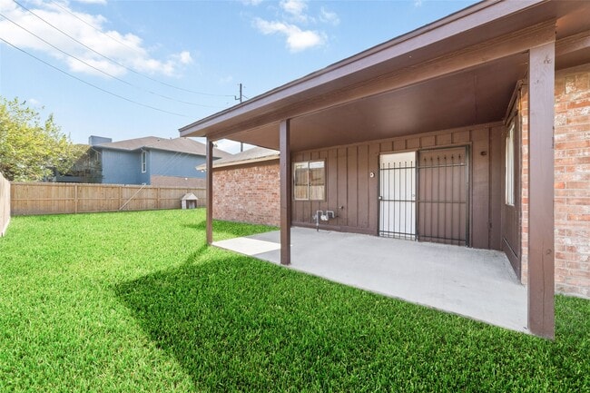 Building Photo - 5711 Longforest Dr