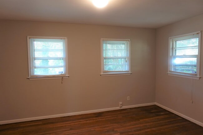 Building Photo - 104 Vanderbilt Rd