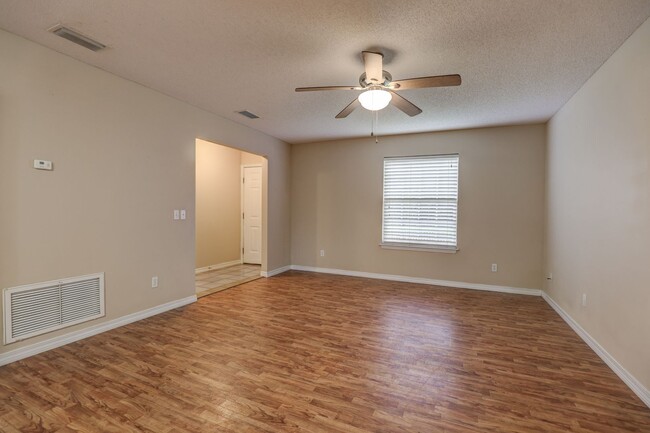 Building Photo - 2bd/2ba Duplex available now