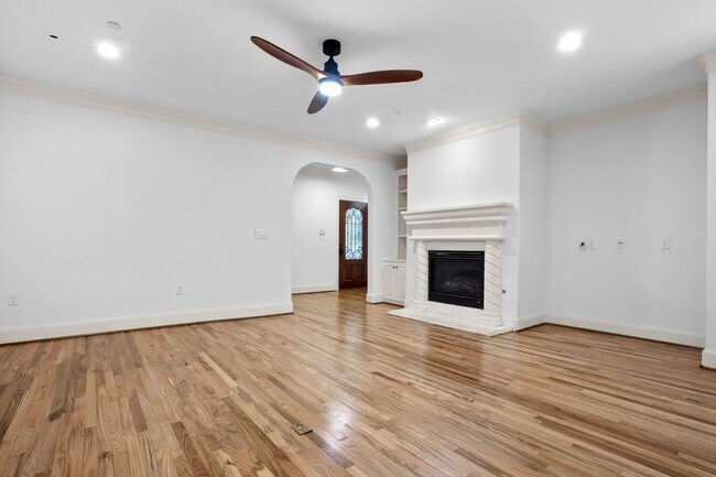 Building Photo - Luxury Highland Park Condo