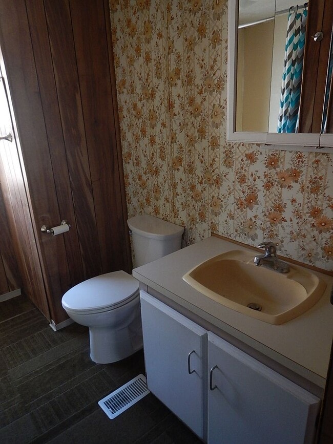 Building Photo - 2 Bedroom Manufactured on South End of Prineville, Close to Hospital - Available Mid May!