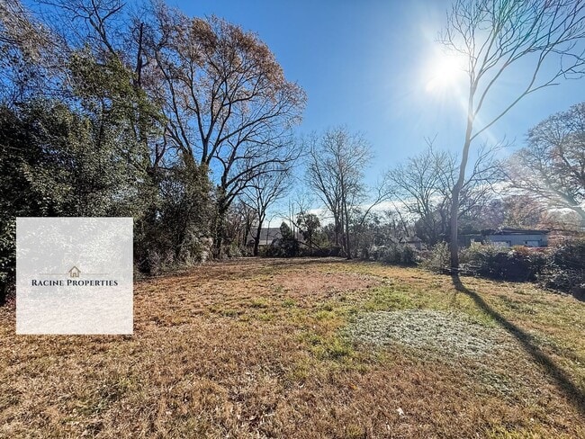 Building Photo - Two-bedroom cottage available near Downtown Greenville