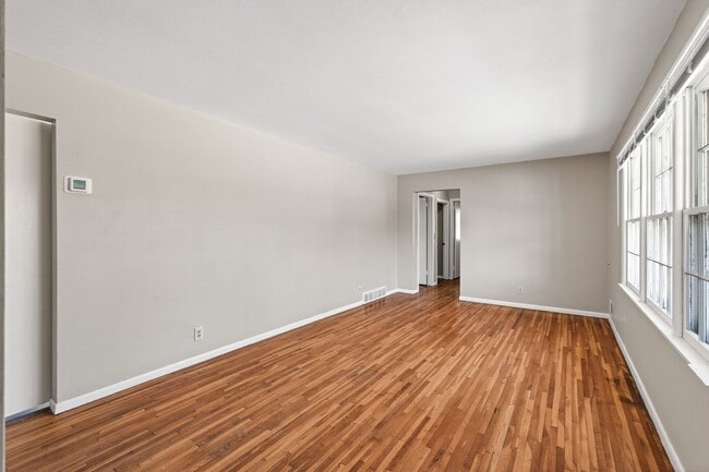 Building Photo - Great Location