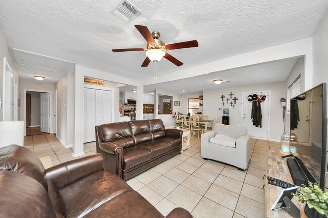 Building Photo - 2806 Oak Dr