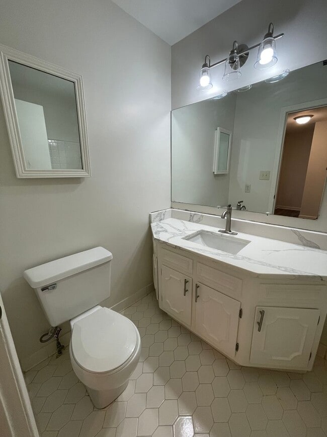 Building Photo - Renovated 3/2.5 House in Chieftain Hills- ...