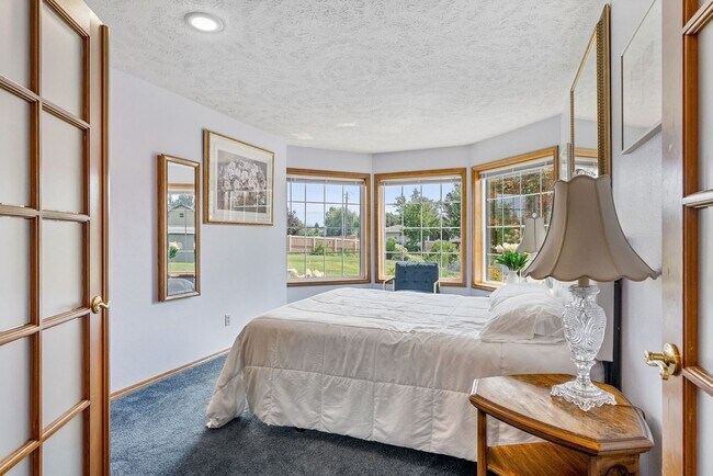 Building Photo - Stunning Home and Three Bay Shop Along Spo...