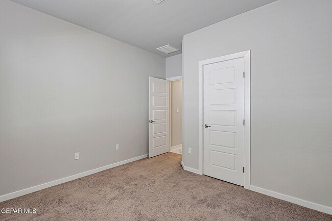 Building Photo - 12616 Zollinger Ave