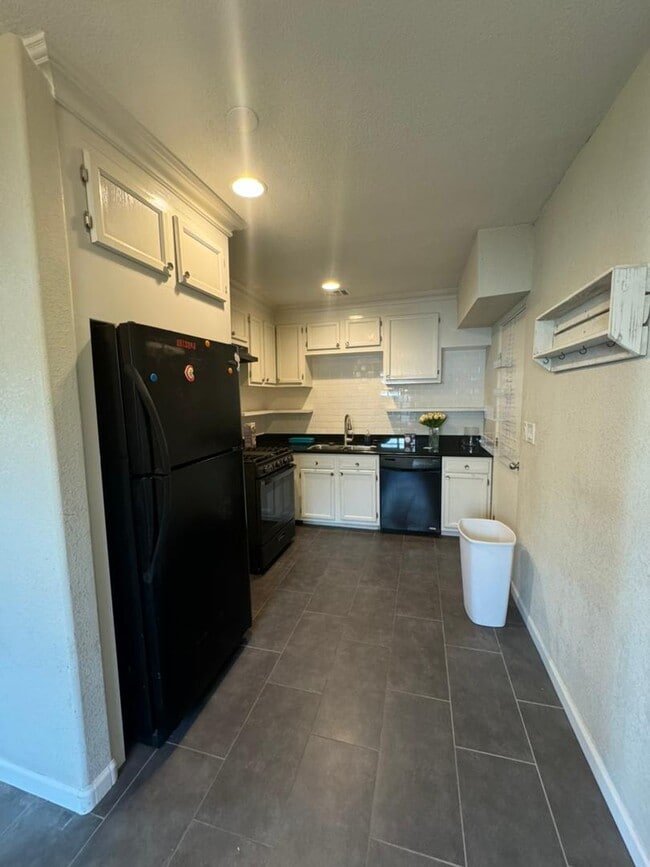 Building Photo - 813 N Center Ave