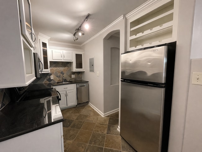 Building Photo - STUDIO APARTMENT LEASING AUGUST 9TH 2026! 1/2 DEPOSIT SPECIAL