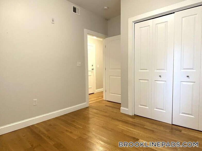 Building Photo - 52 Kent St