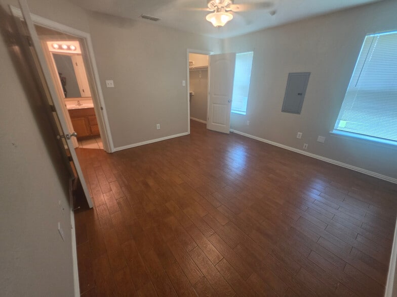 Building Photo - Room in Duplex on Arbor Ave