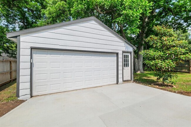 Building Photo - 1311 Sand Stone Dr