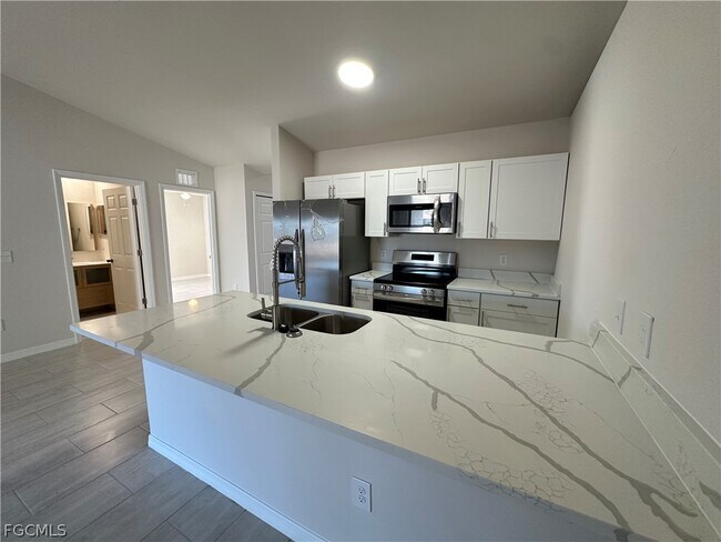 Building Photo - 3821 SW 9th Ave