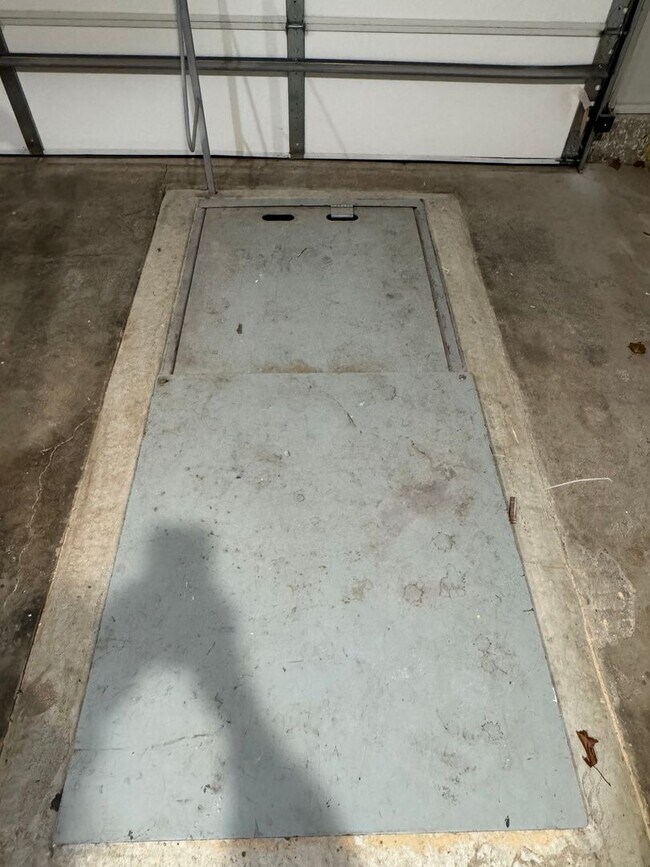 Building Photo - Storm Shelter!!! This 3 bed, 2 bath, 2 Car Garage home has new paint, kitchen and bathroom granit...