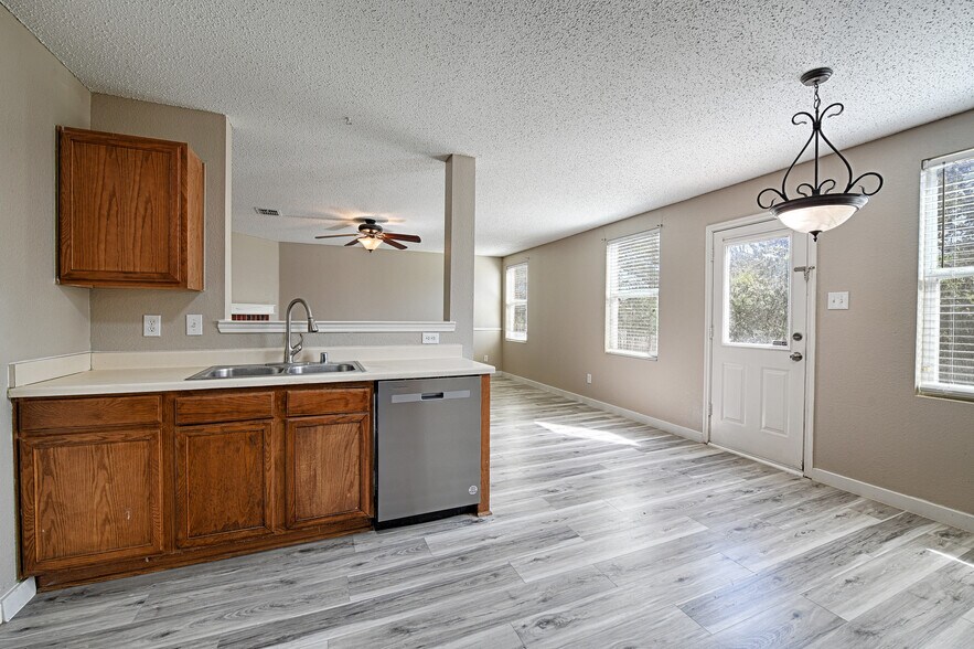 Building Photo - 5909 Thoroughbred Trl
