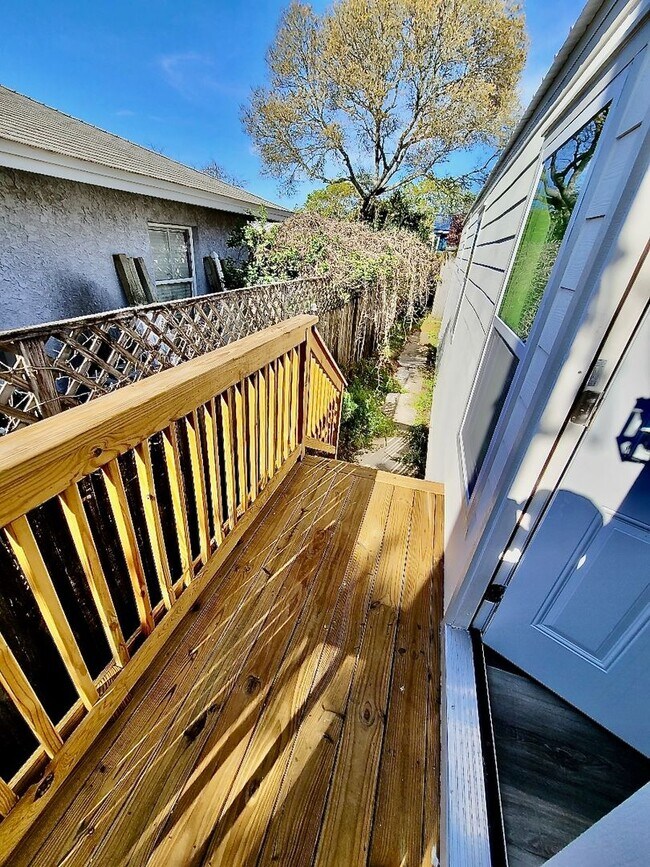 Building Photo - Recently Renovated 2 Bedroom / 2 bathroom ...