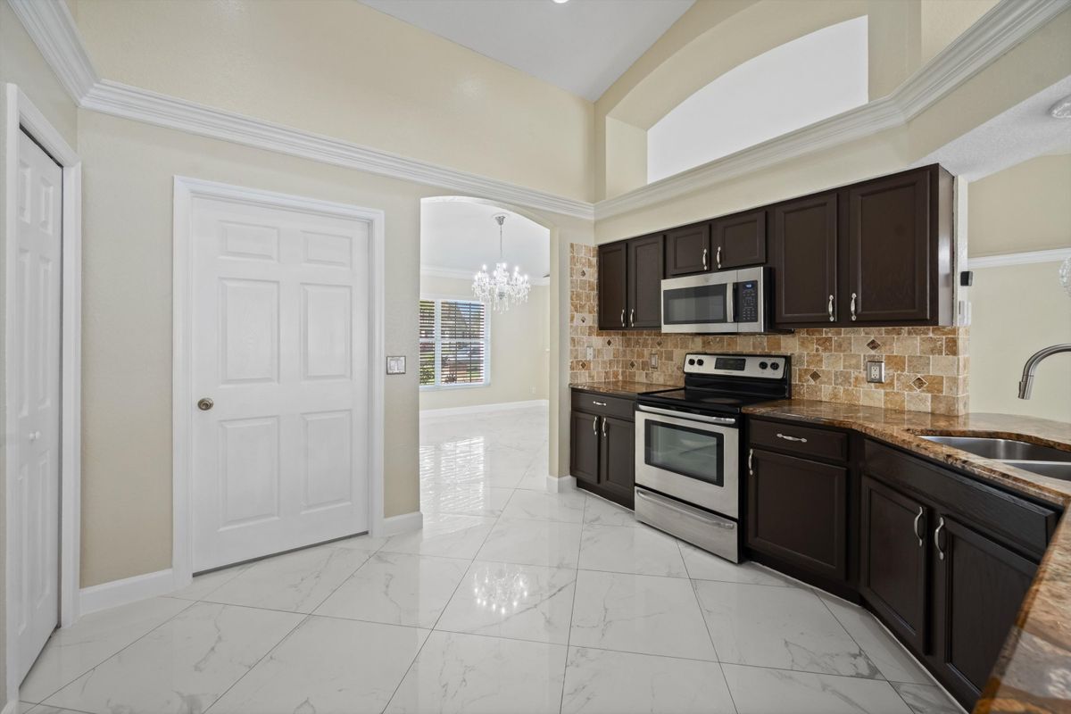 Building Photo - 5450 NW South Crisona Ct