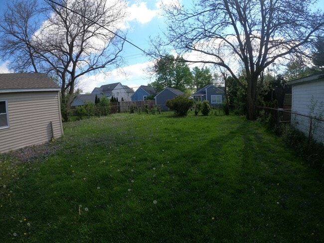 Building Photo - 3 bed 2 bath Berkley bungalow with garage ...
