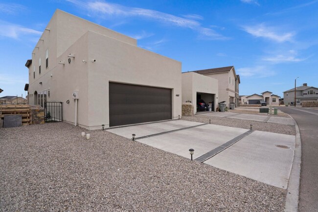 Building Photo - 4567 Marisabel Azcarate St