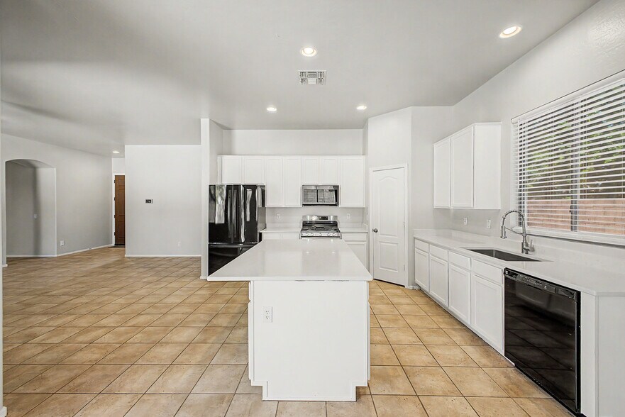 Building Photo - 8634 E Hillview St