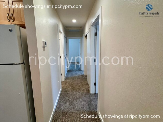 Building Photo - Free Rent! Remodeled 3-Bedroom, 2-Bath Top...