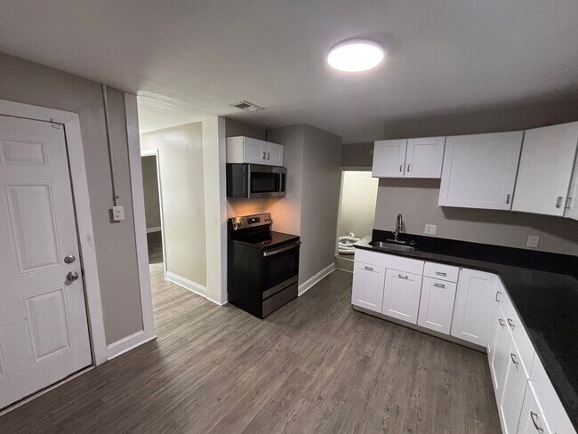 Building Photo - 2 Bed 1 Bath - Renovated single family house in the Russell neighborhood