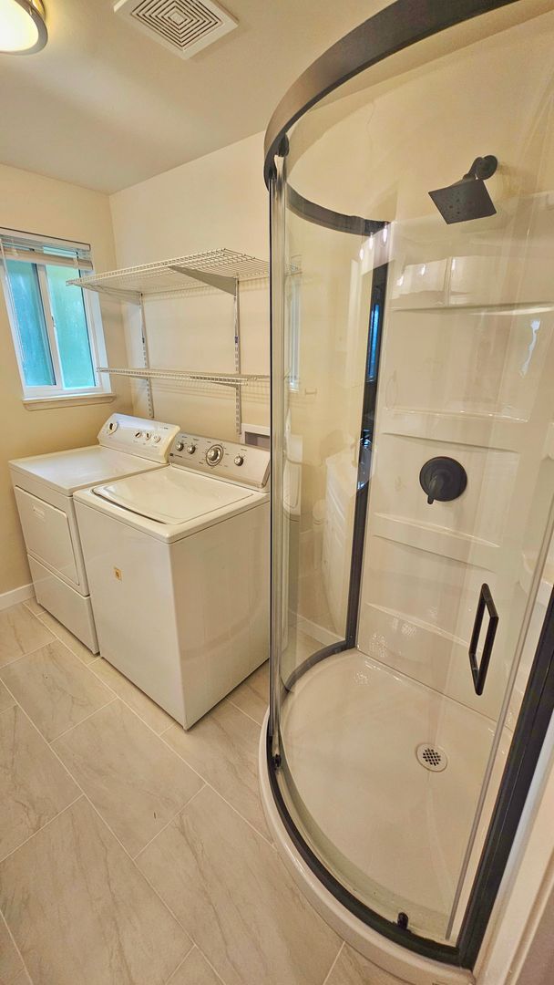 Building Photo - Beautifully Remodeled 3 Bed 2 Bath Rambler in Eastgate, Bellevue