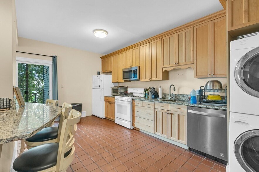 Building Photo - 5 Sachem St