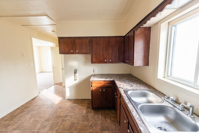 Building Photo - 858 Minota Ave