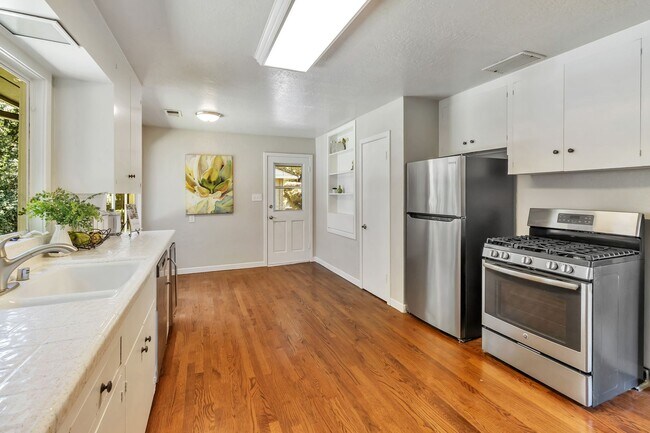 Building Photo - Welcome to Refined Country Living in Los G...