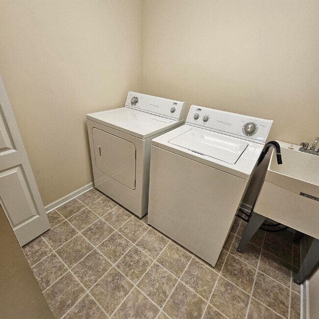 Building Photo - 3 Bedroom, 2.5 Bath Condo, Kitchen with St...