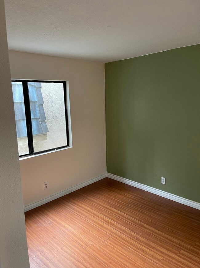 Building Photo - 7230 Kelvin Ave