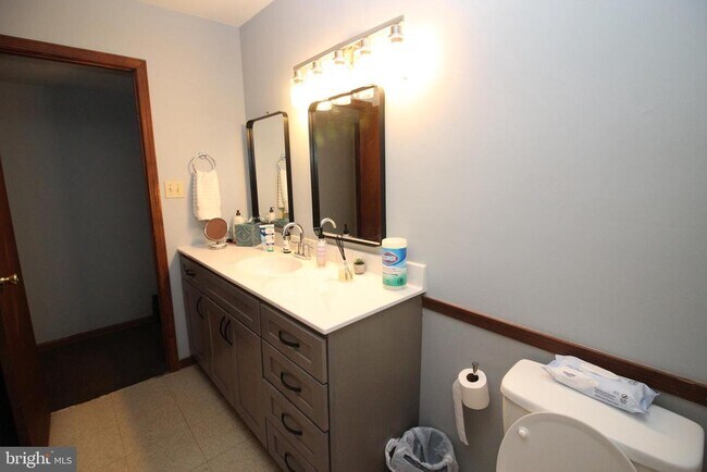 Building Photo - 214 Spring House Ln