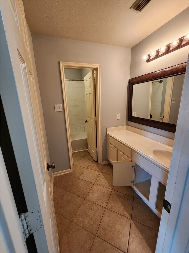 Building Photo - 16935 Jelly Park Stone Dr