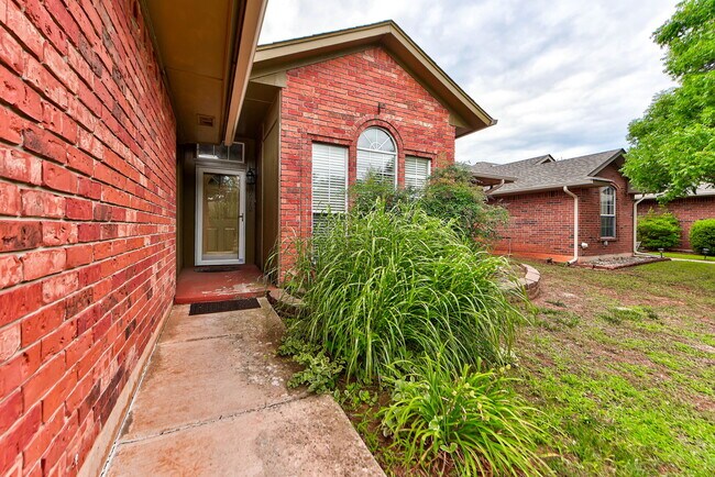 Building Photo - 2912 Edinburg Dr