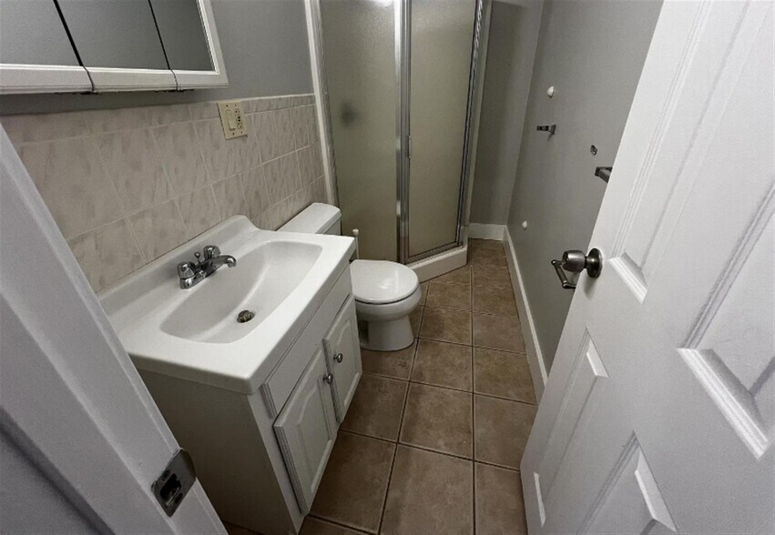 Building Photo - 158 Holland St