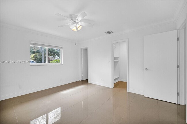 Building Photo - 820 E Cypress Ln